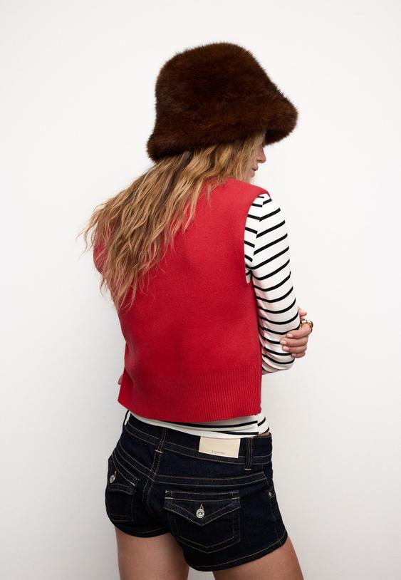 strickweste-mit-schulterpolstern