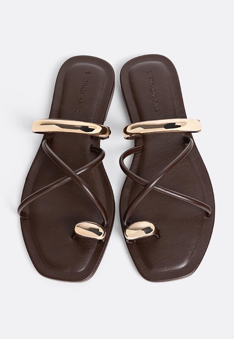 flache-sandalen-mit-metallverschlussen