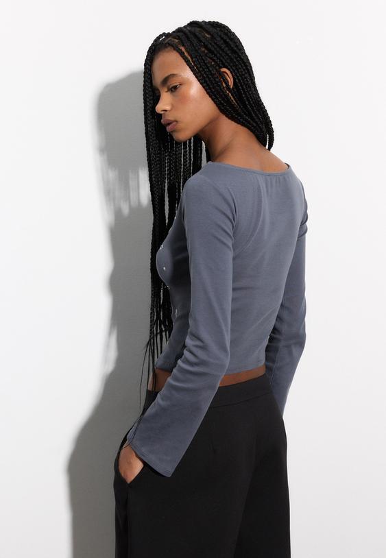 camiseta cuello barca tachas