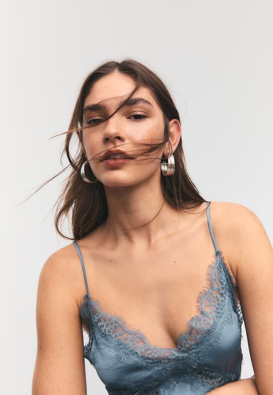 vestido midi satinado blonda