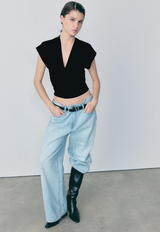 t-shirt-mit-v-ausschnitt-und-gurtel