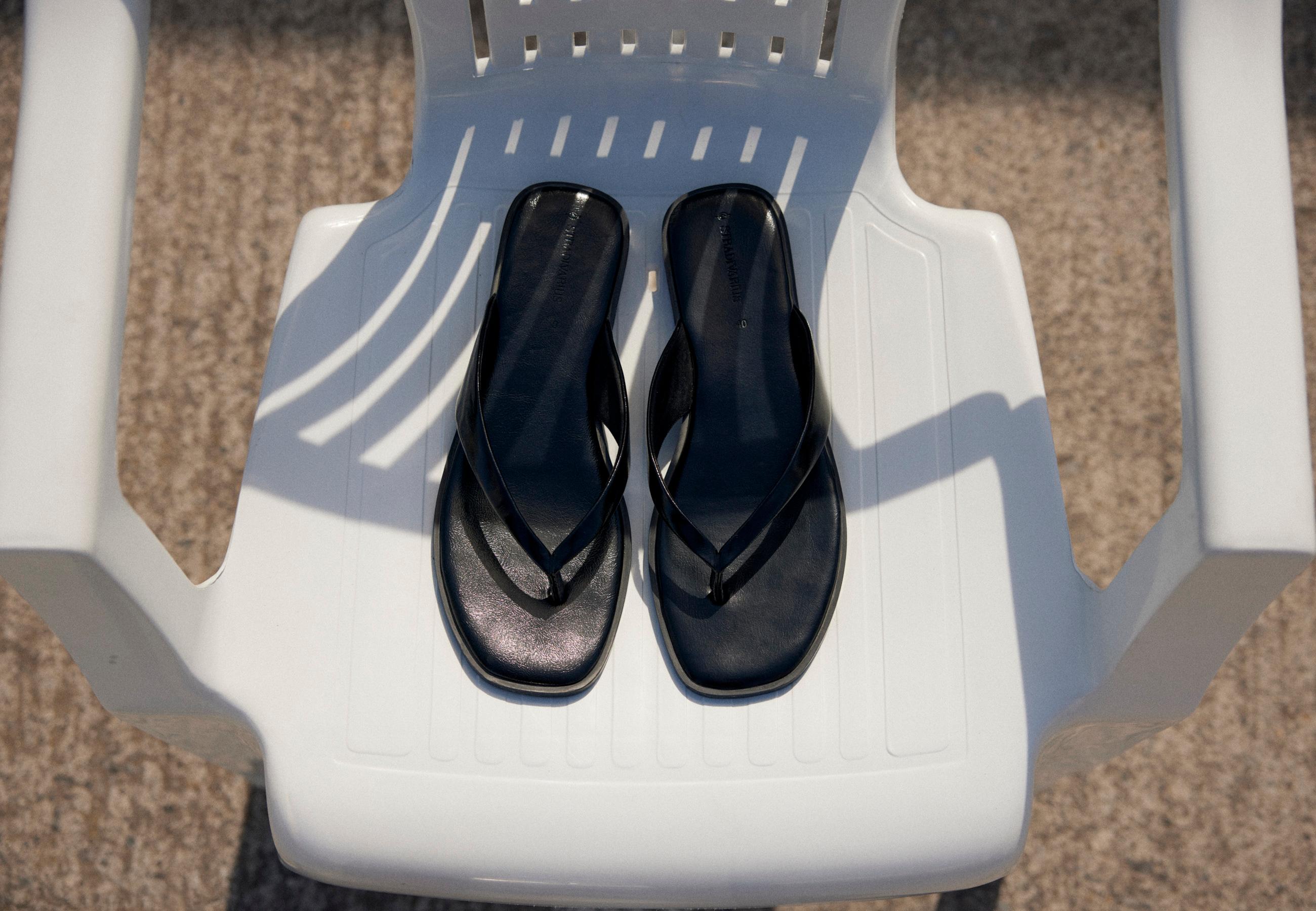 Flat thong sandals — BLACK