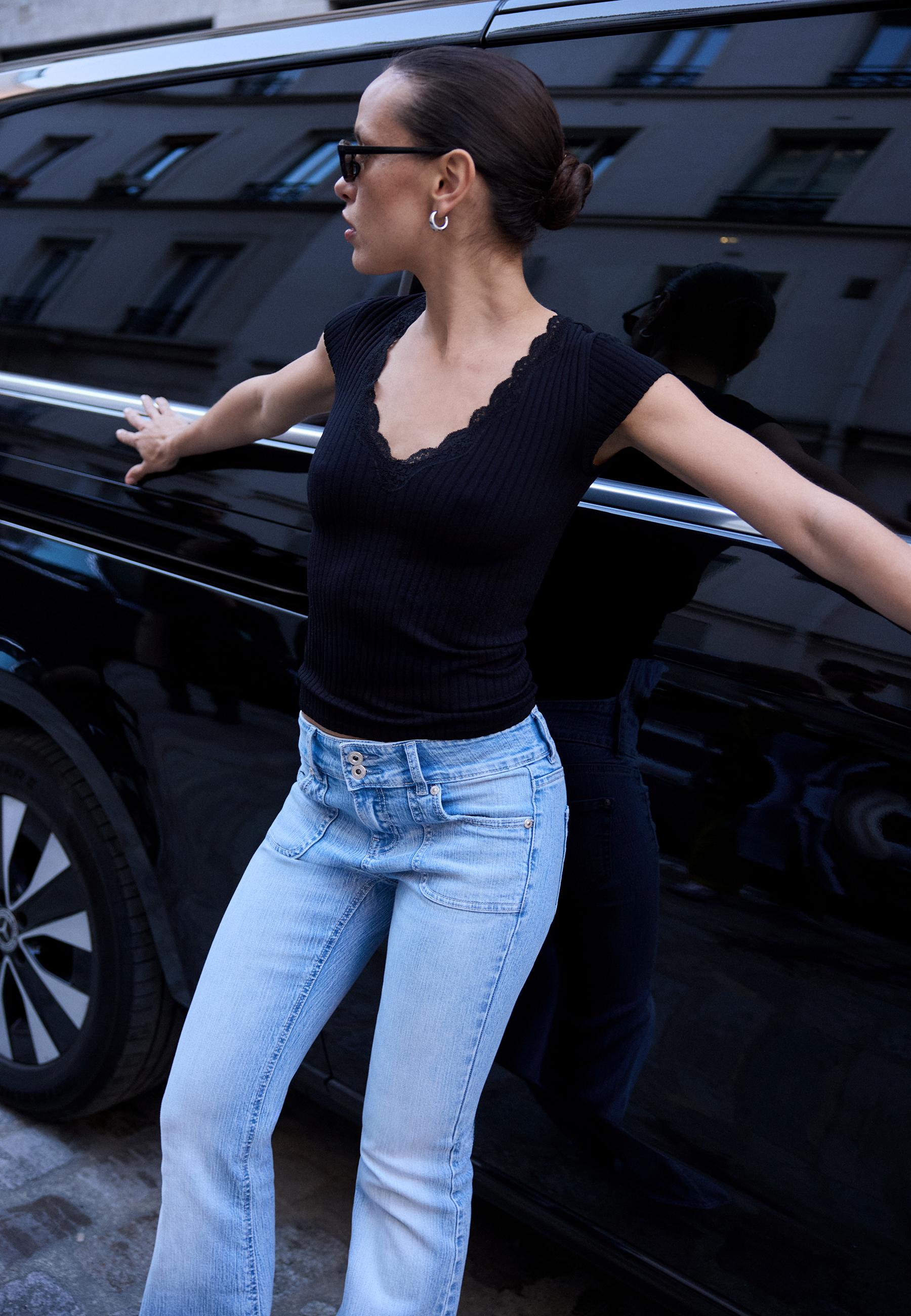 V-neck lace short sleeve T-shirt — Black