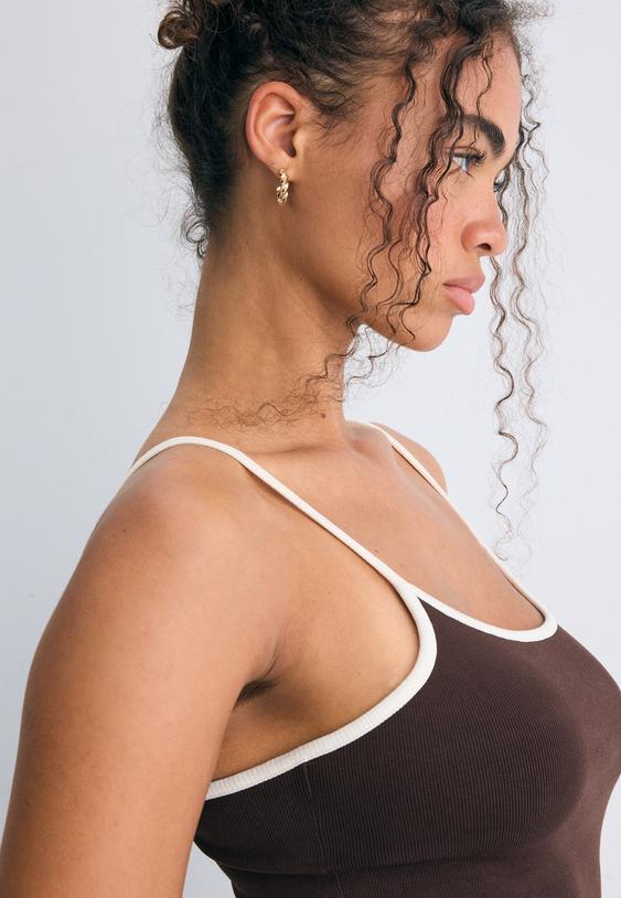 b07 ribbed strap top
