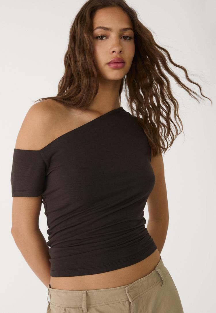 camiseta cuello asimetrico