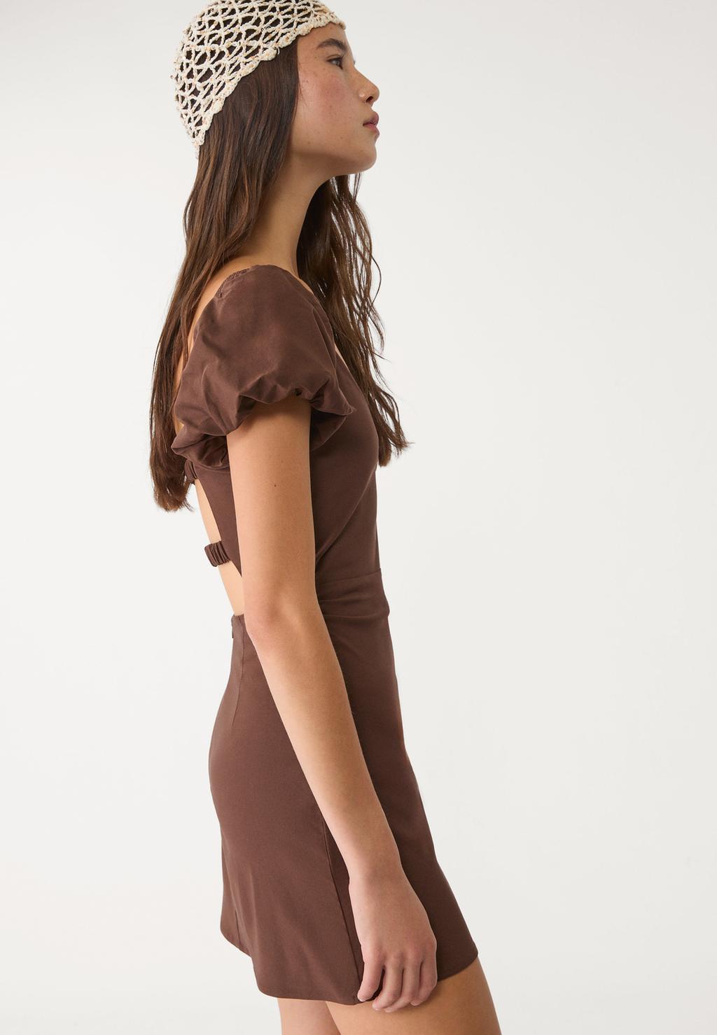 Kurzes Kleid mit freiem Rücken