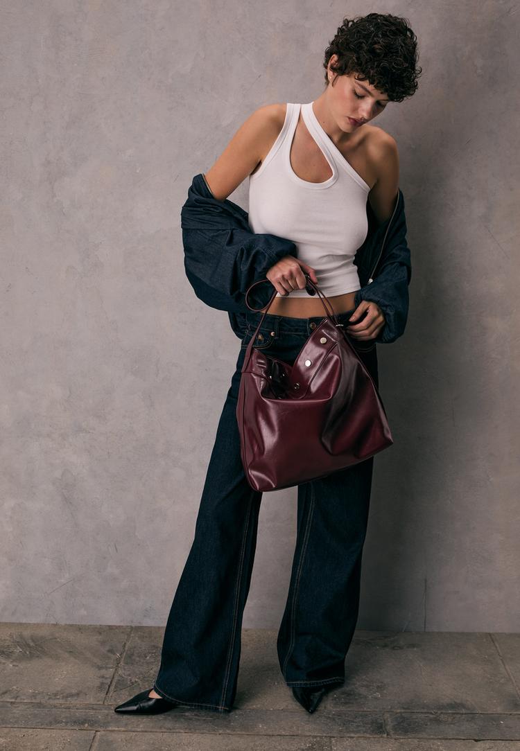 bolso bucket tachas