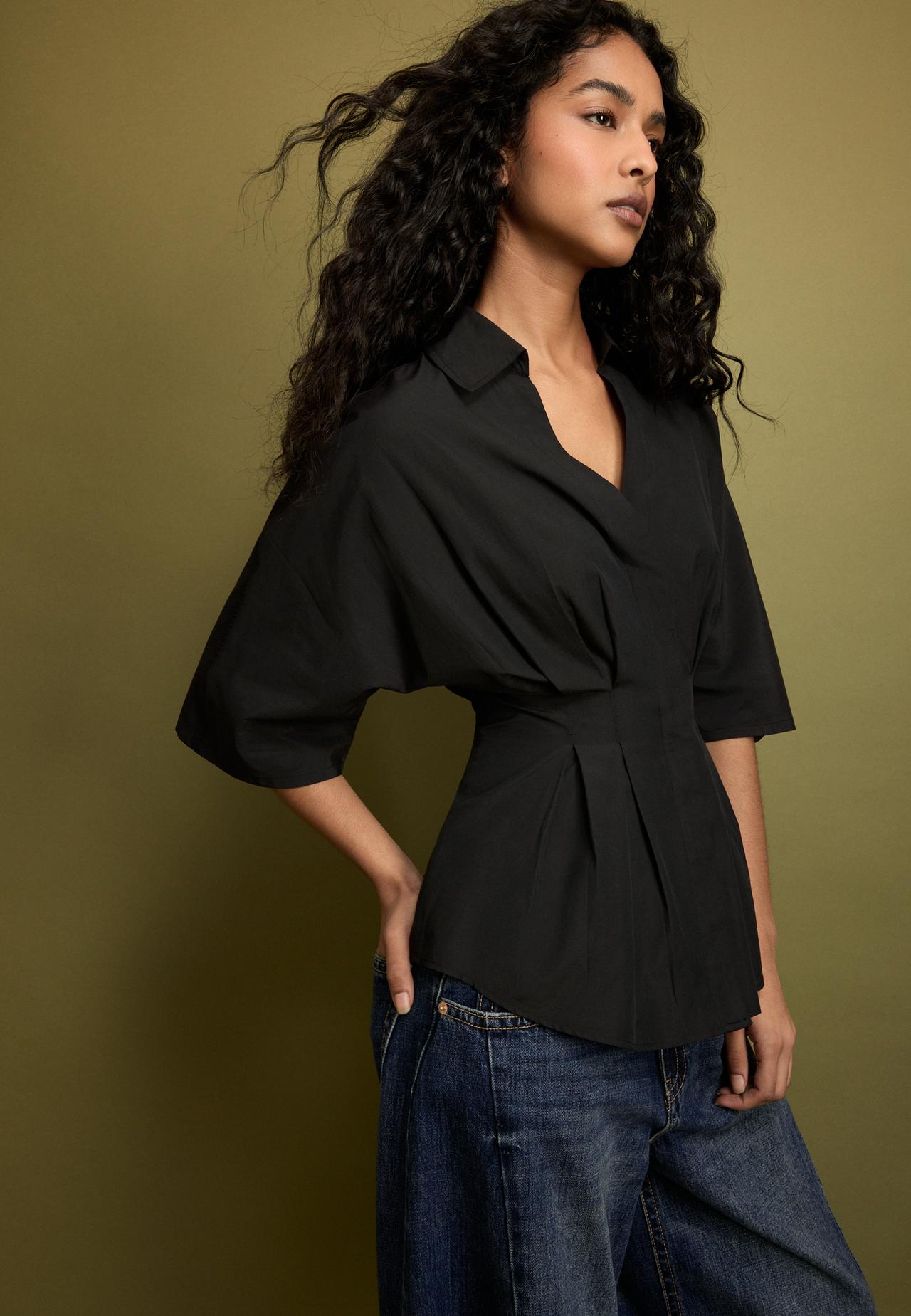Fitted kimono sleeve shirt with pleats — Black
