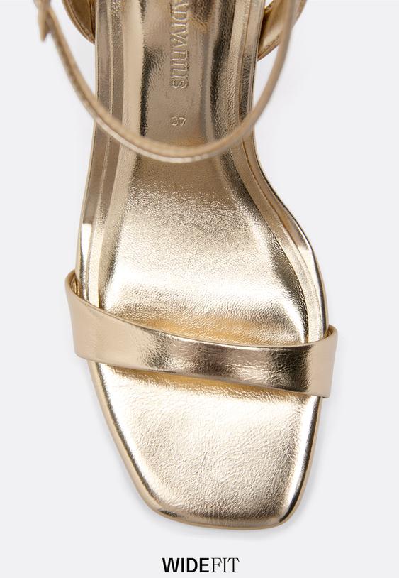 wide fit sandalen met smalle hak