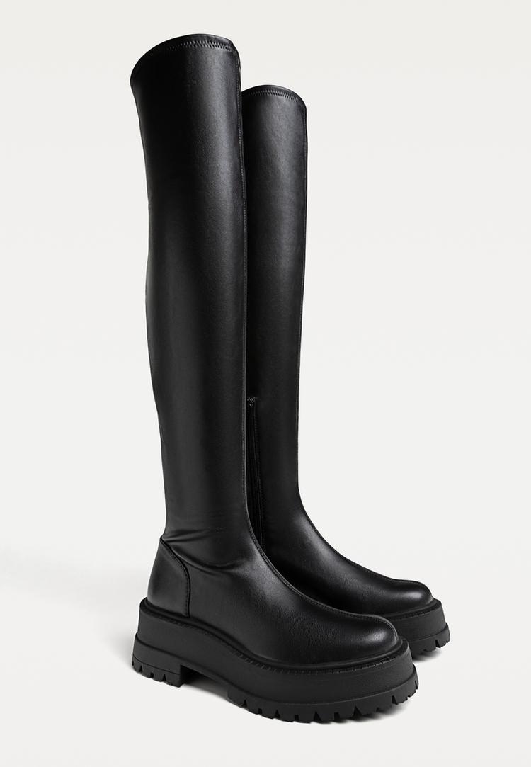 flache-xl-stiefel-in-schwarz-mit-profilsohle