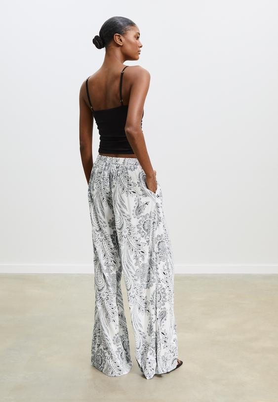 flieende-palazzohose-mit-print