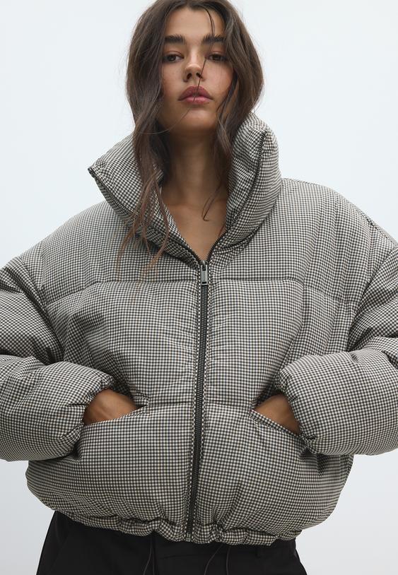 blusao acolchoado cropped de gola alta e xadrez
