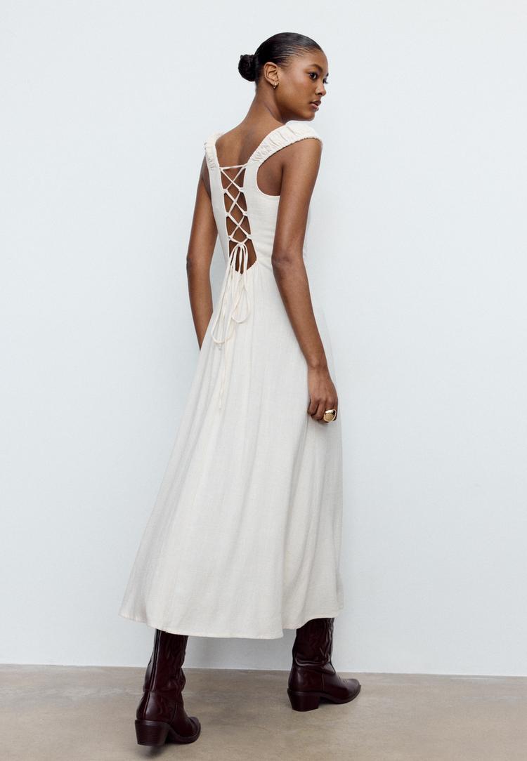 vestido fluido midi cruzado nas costas com linho