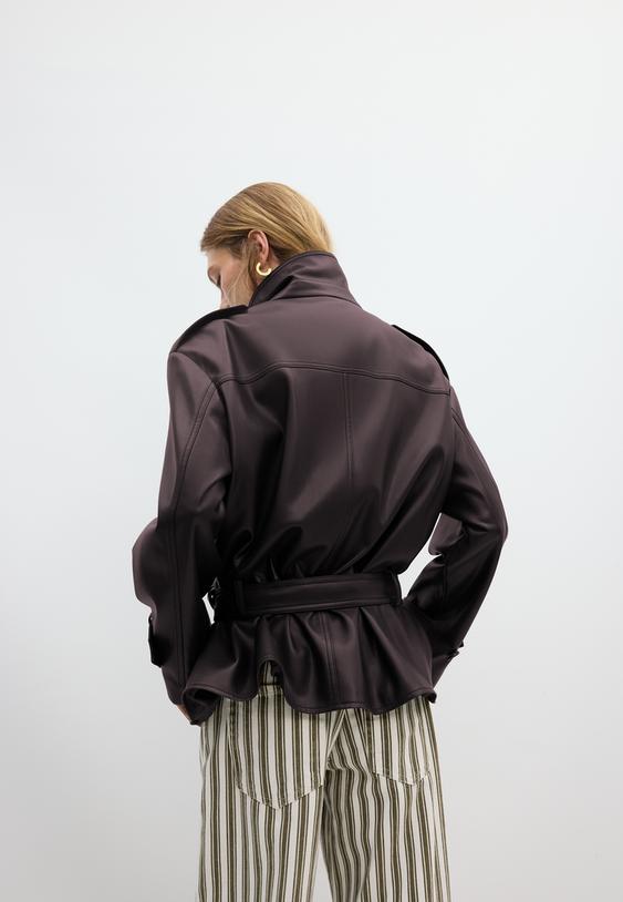 trench peplum efecto piel