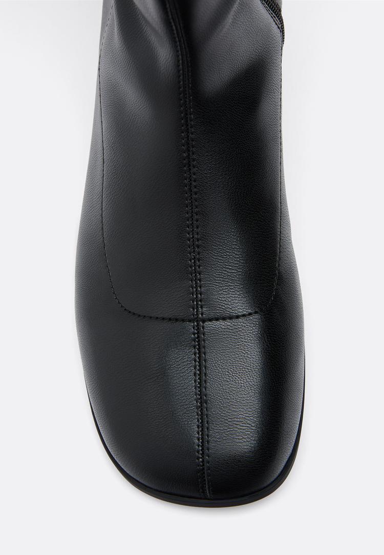 botas planas ajustadas