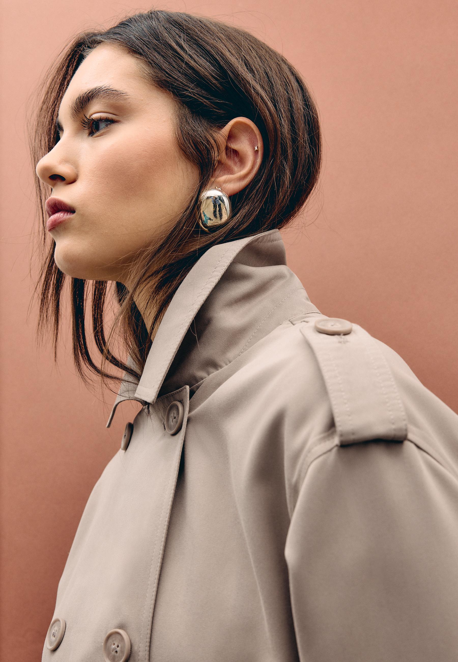 Kemerli ve dökümlü kısa trençkot - Görsel 5