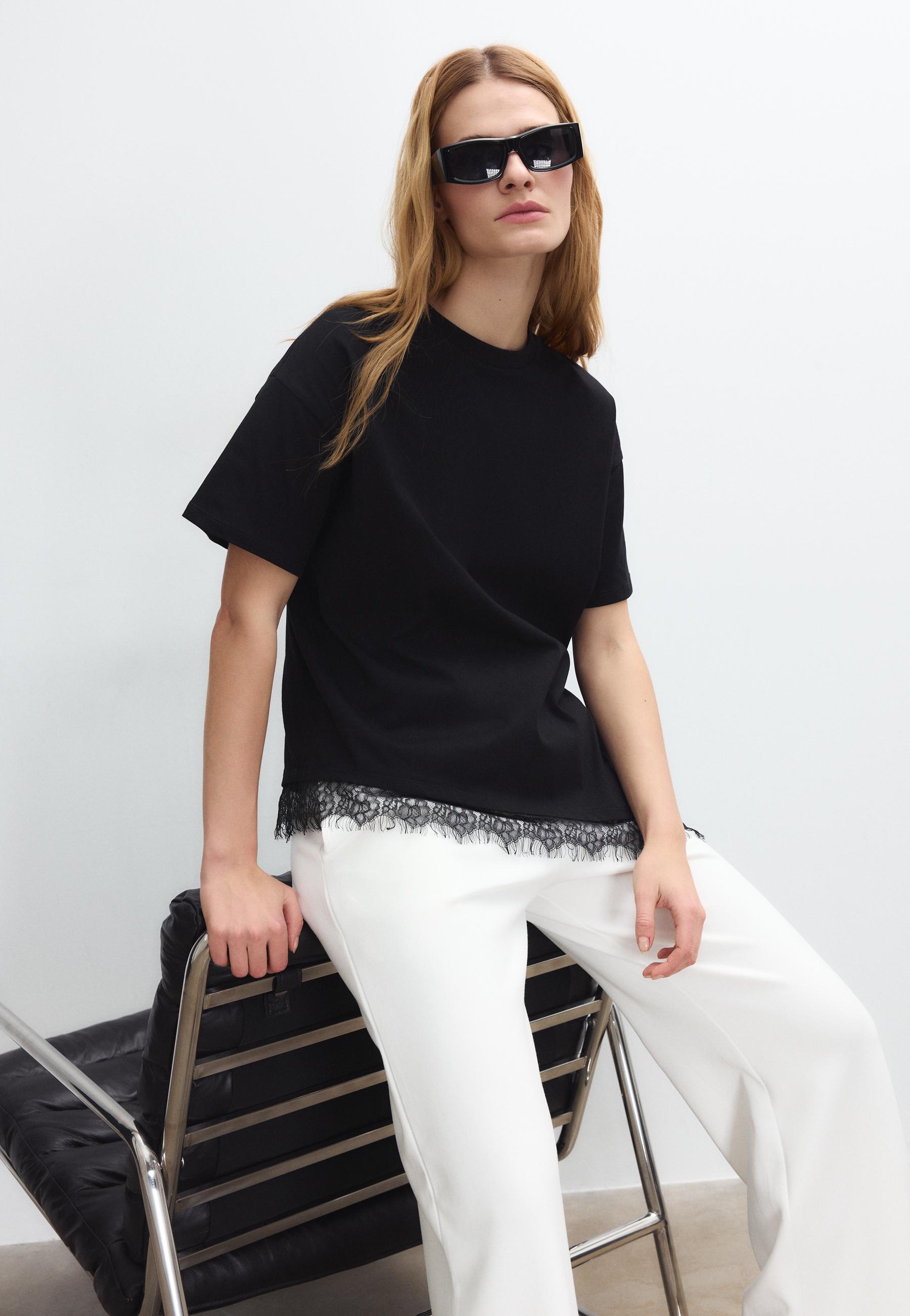 Short sleeve T-shirt with lace hem — Black