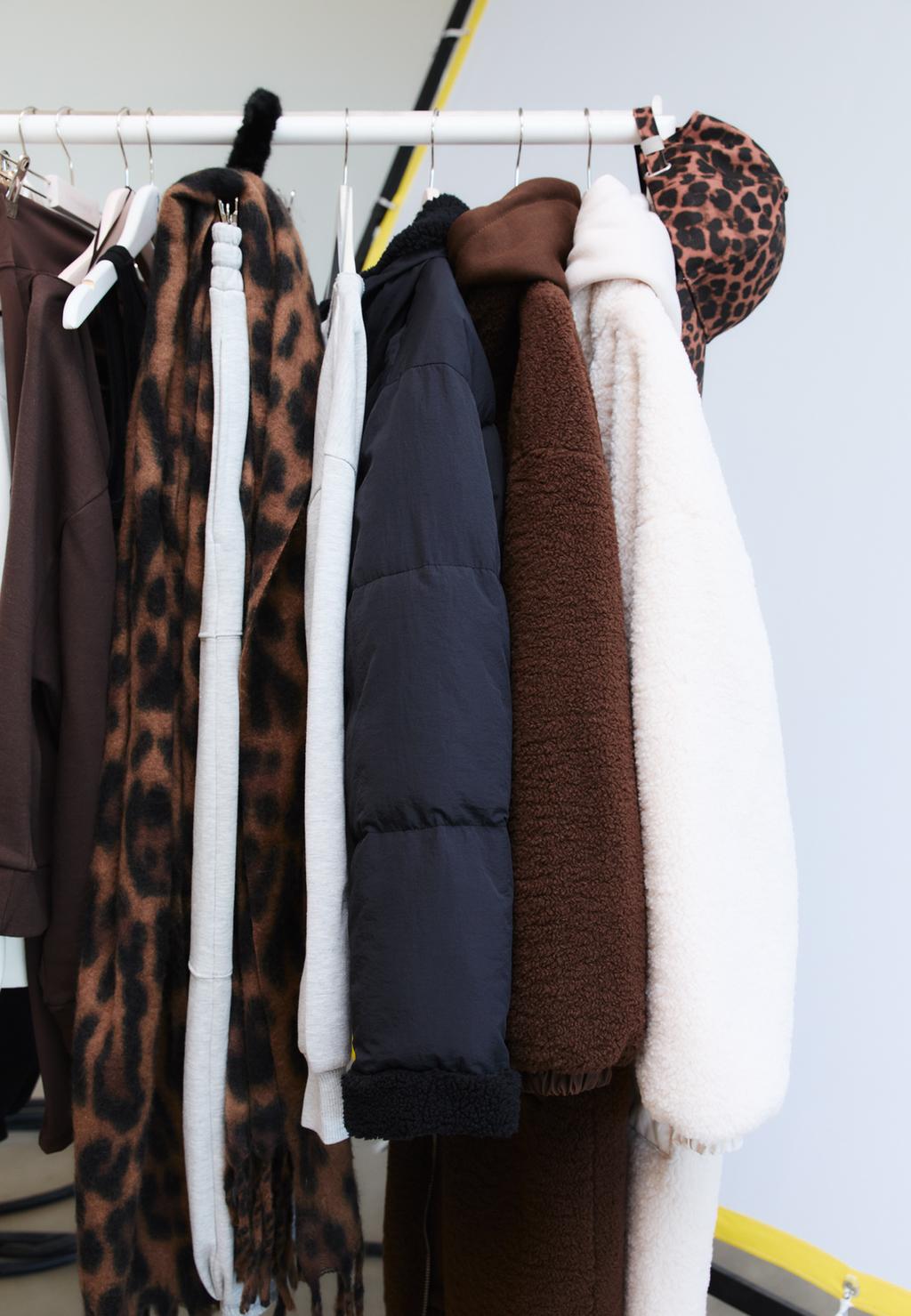 Omkeerbaar gewatteerd jack van synthetisch teddy