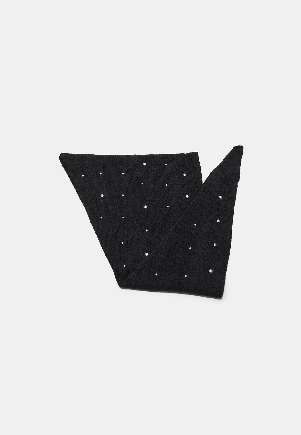 Triangular scarf with studs