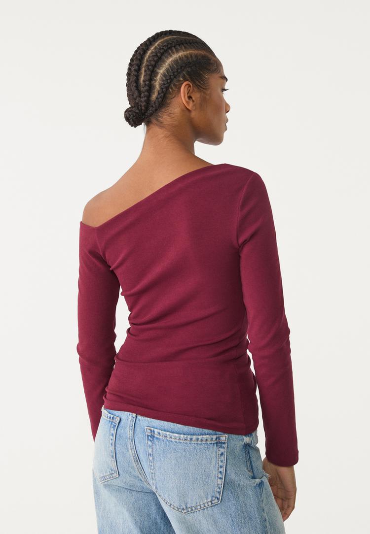 camiseta escote asimetrico