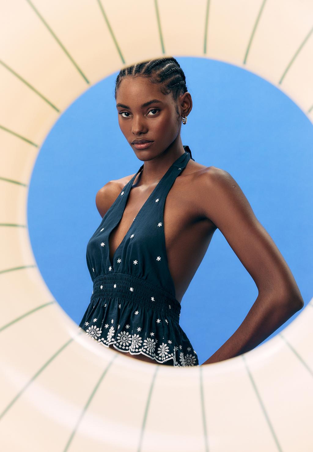 Top halter bordado contraste