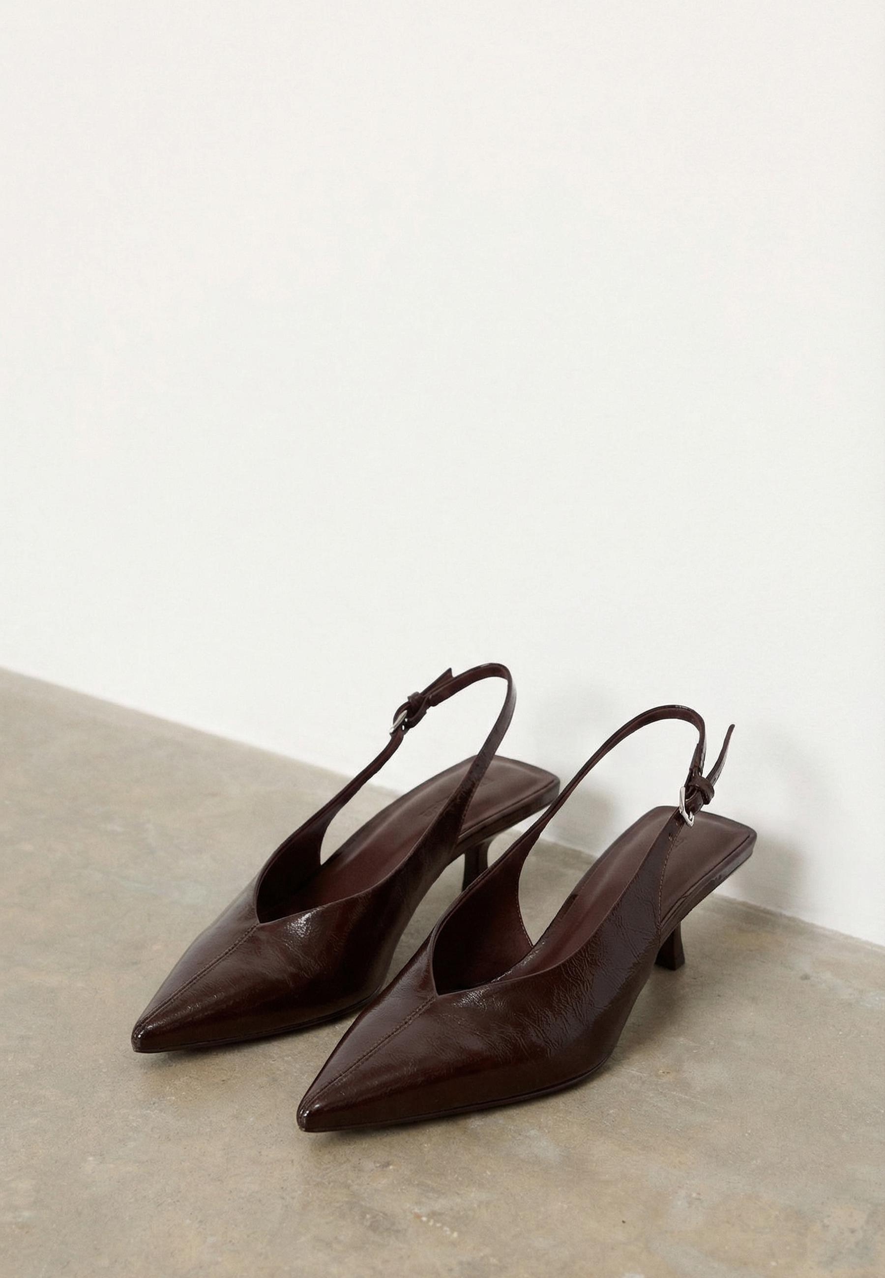 V-neck kitten heel shoes — BROWN
