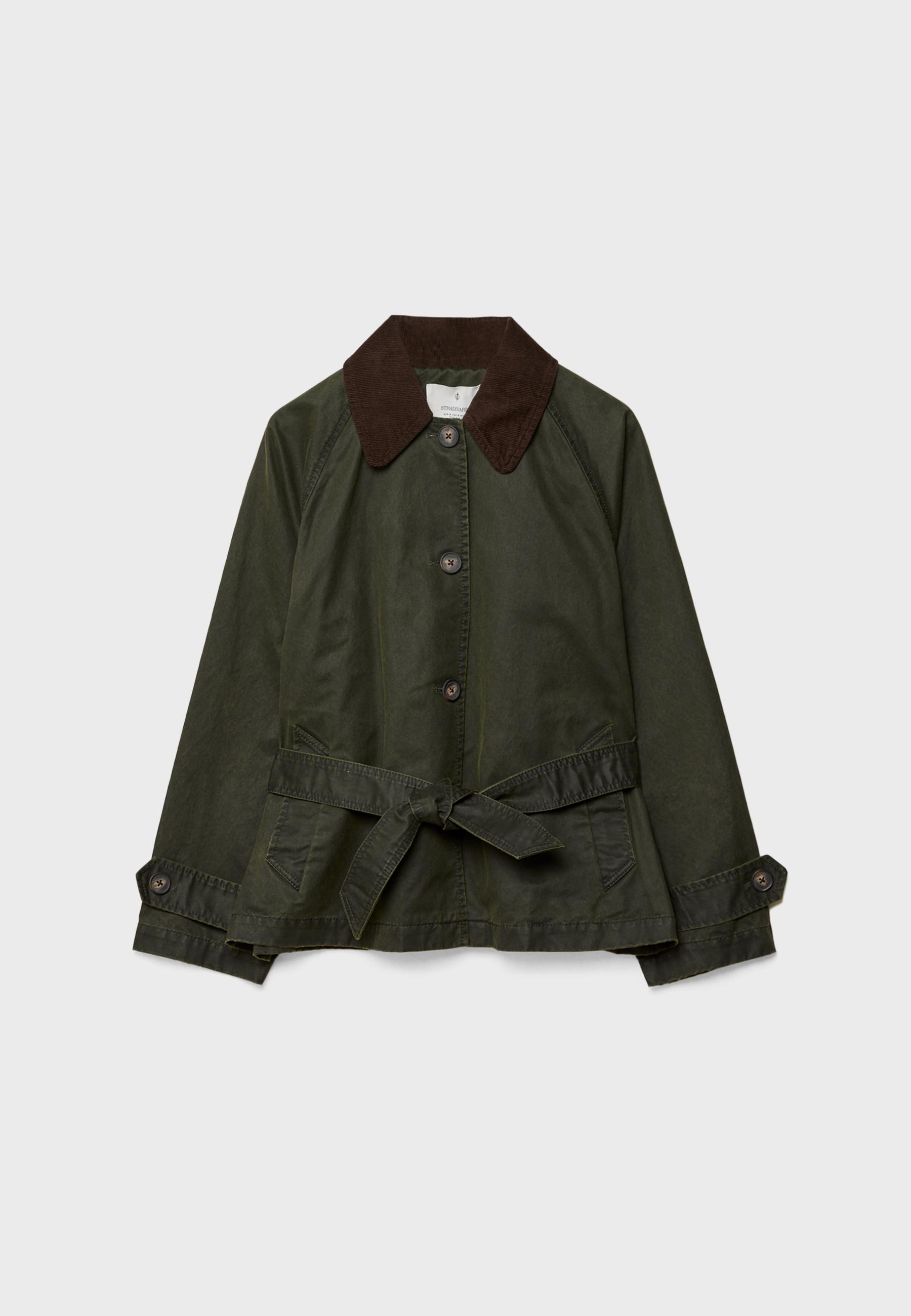 Kemerli, mumlu görünümlü kısa trençkot