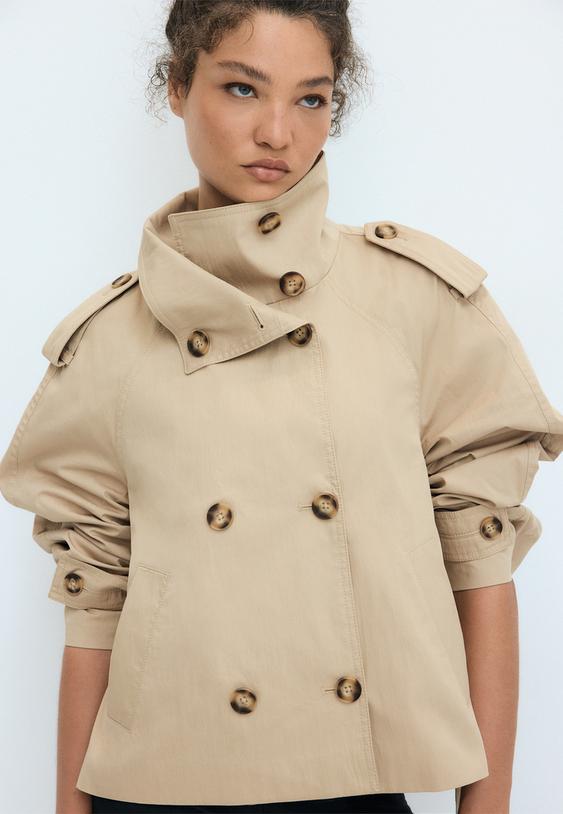 trench corto con collo alto e cintura