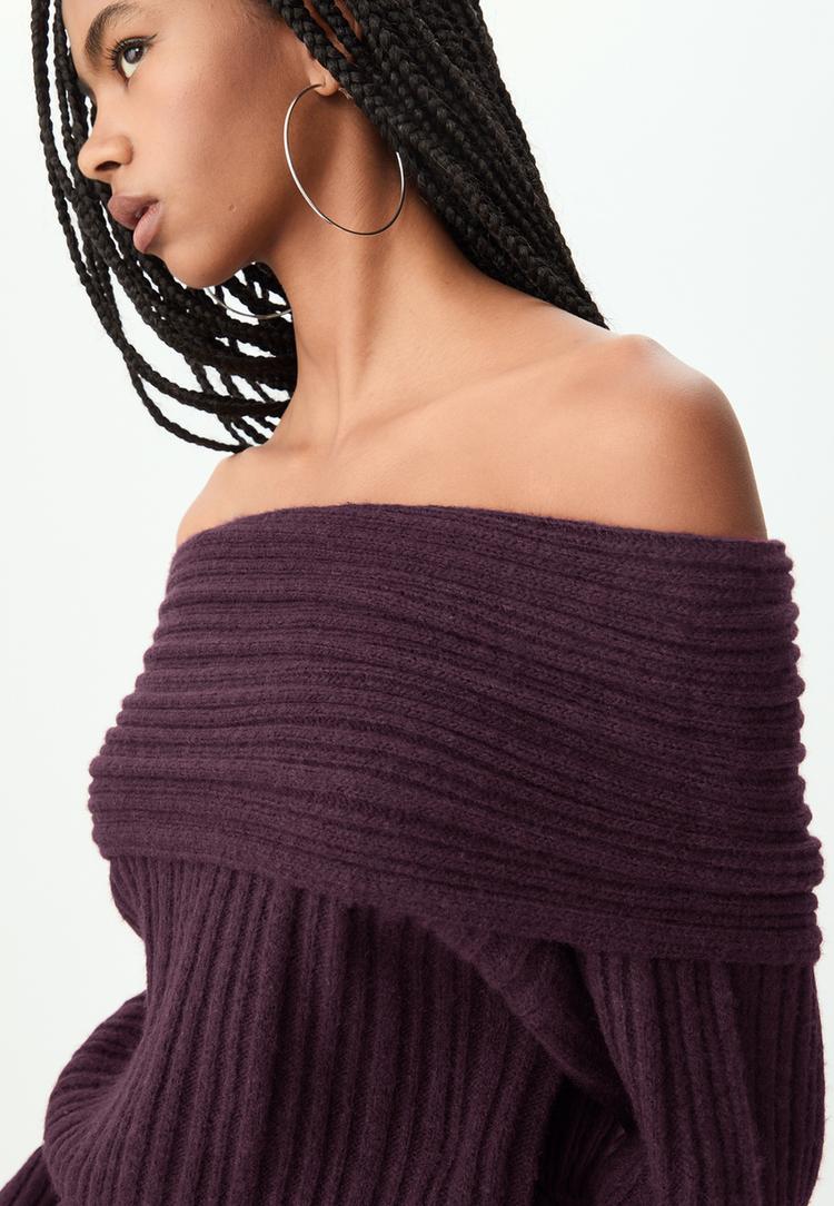 camisola de malha assimetrica com ombros descobertos
