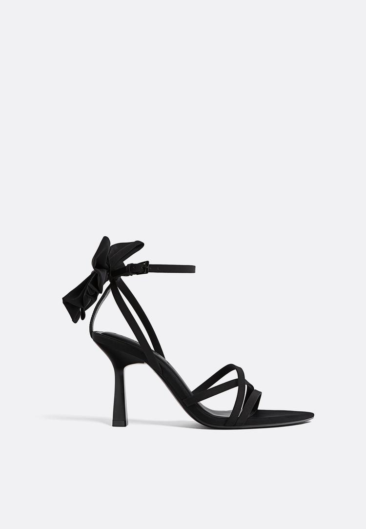 sandalias de salto com laco