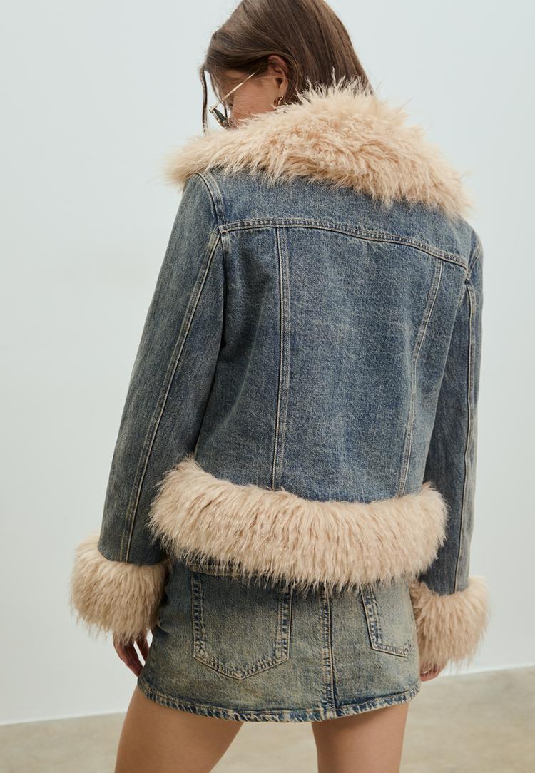 cazadora acolchada denim detalle efecto pelo