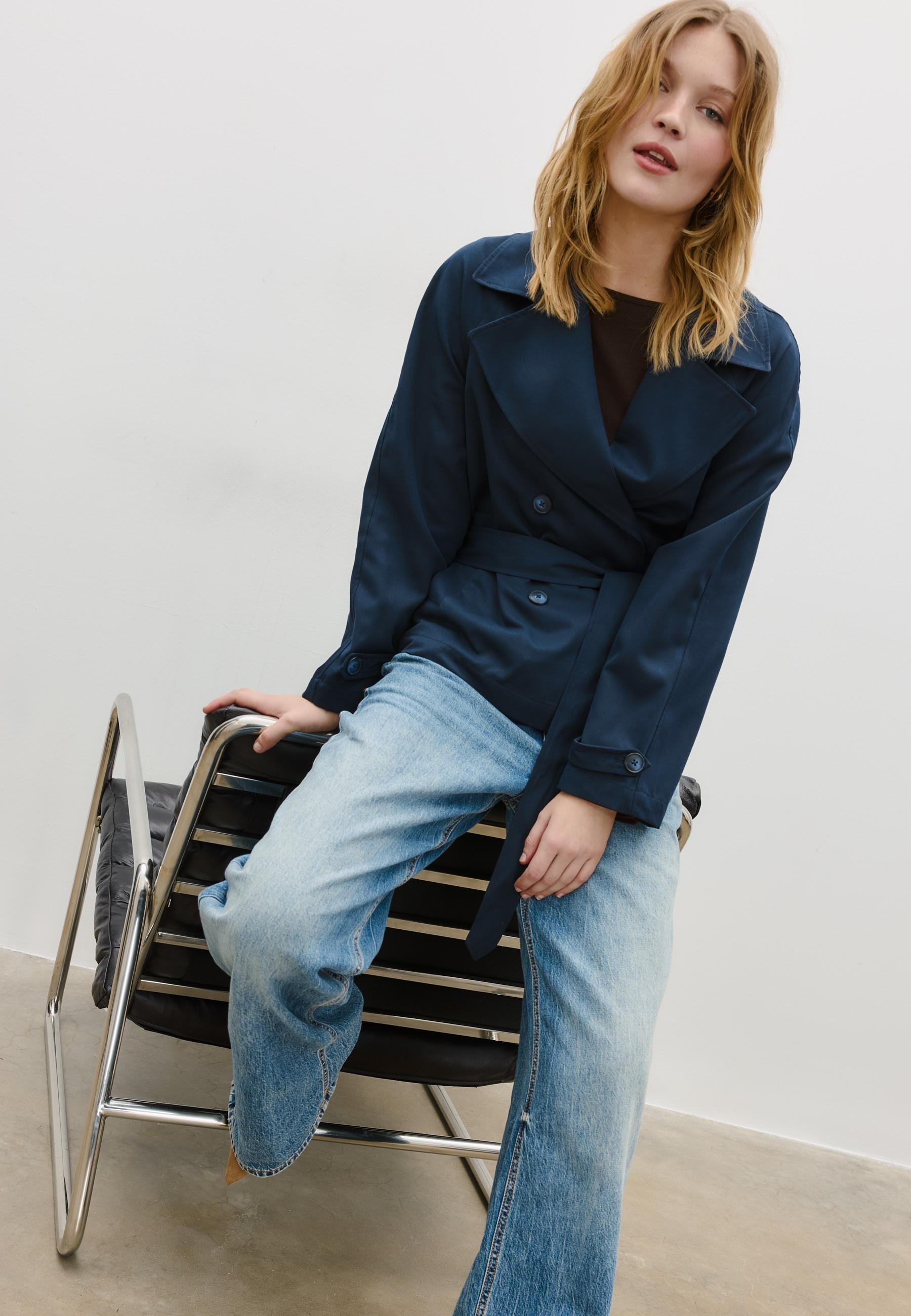 Short flowing trench coat with belt — Navy blue