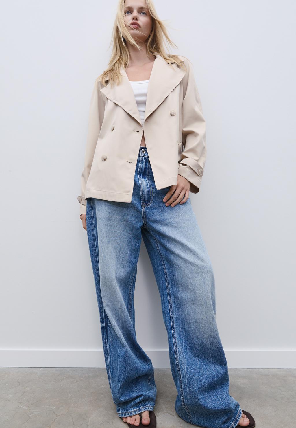 Korte, zwierige trenchcoat met riem