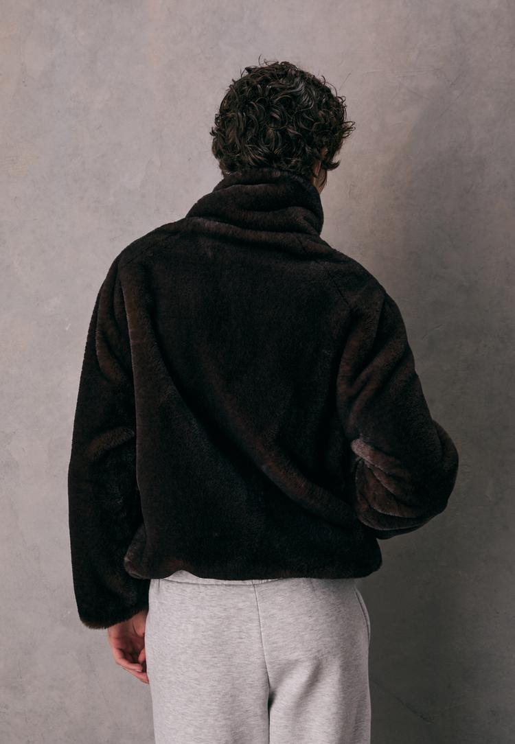 jacke-aus-kunstfell-mit-stehkragen