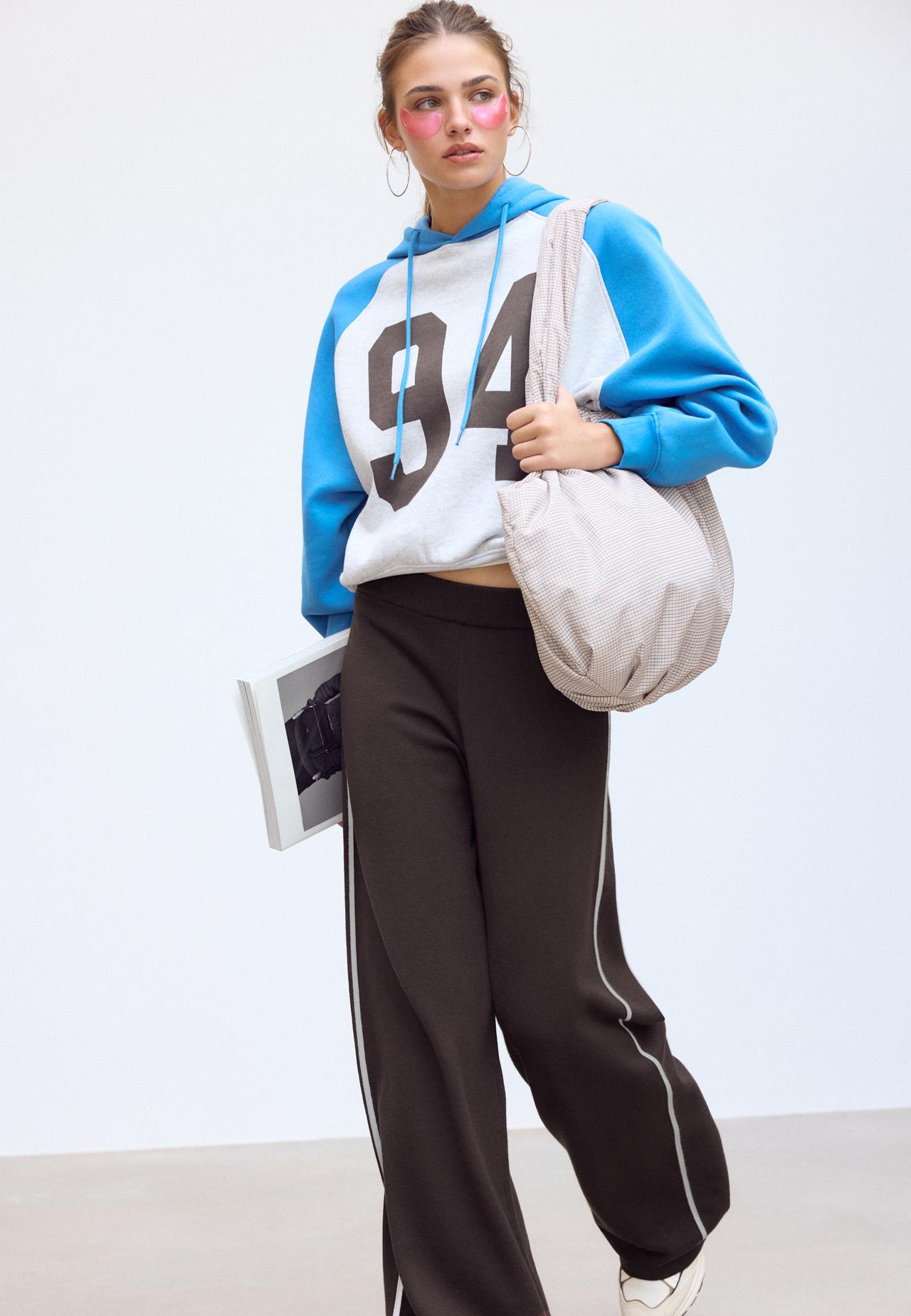 Knitted stripe jogger trousers — Brown