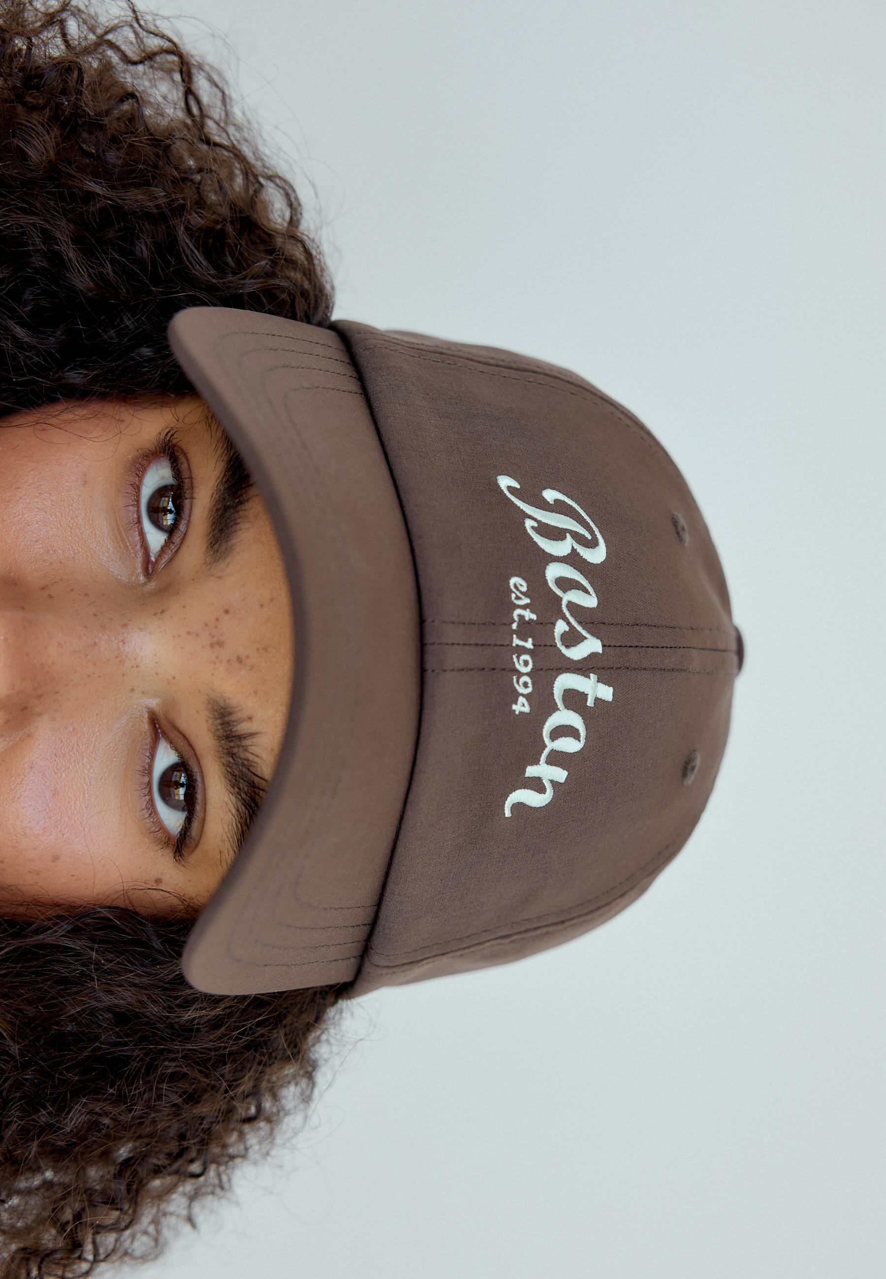 Embroidered cap — Brown