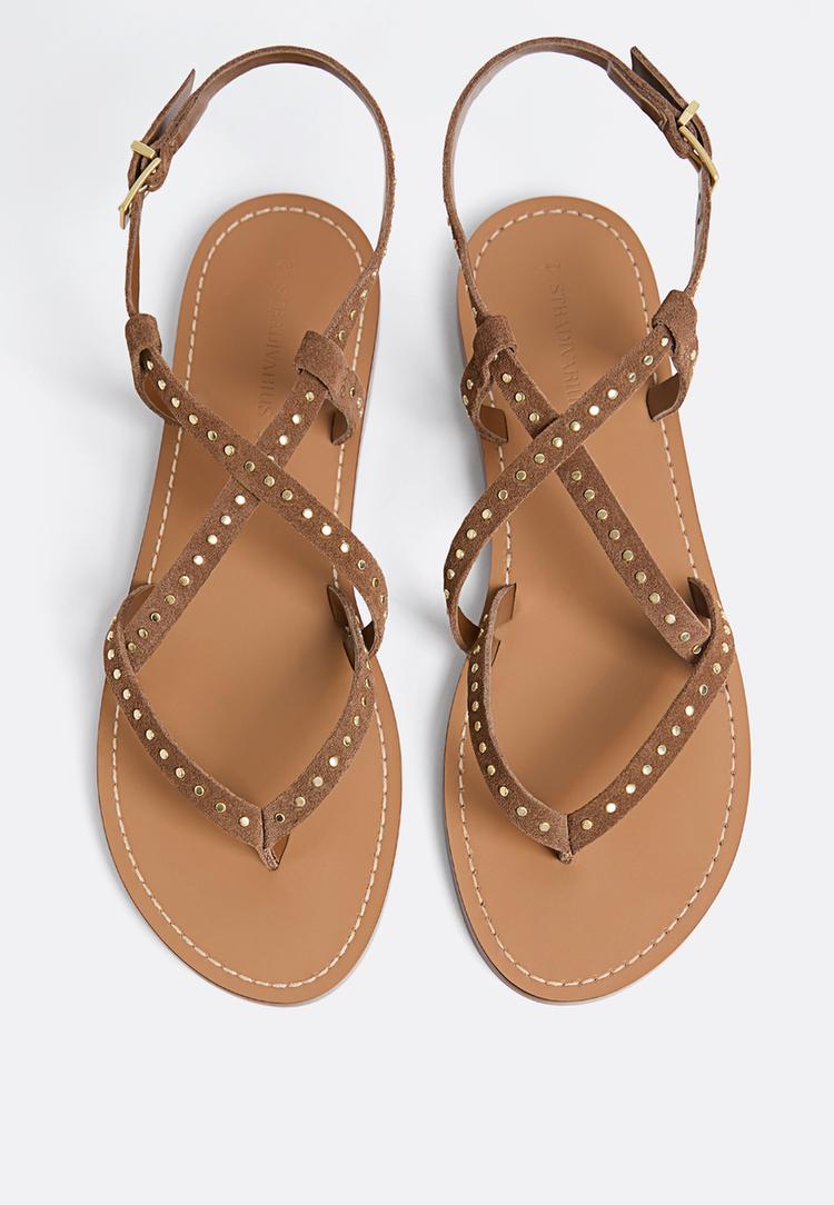 sandalias planas piel tachas