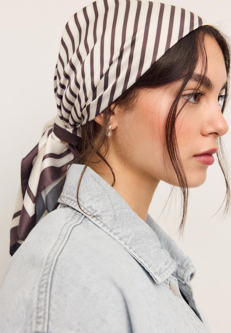 Stradivarius Μαντήλι Τετράγωνες Γραμμές Εκρού Os φωτογραφία