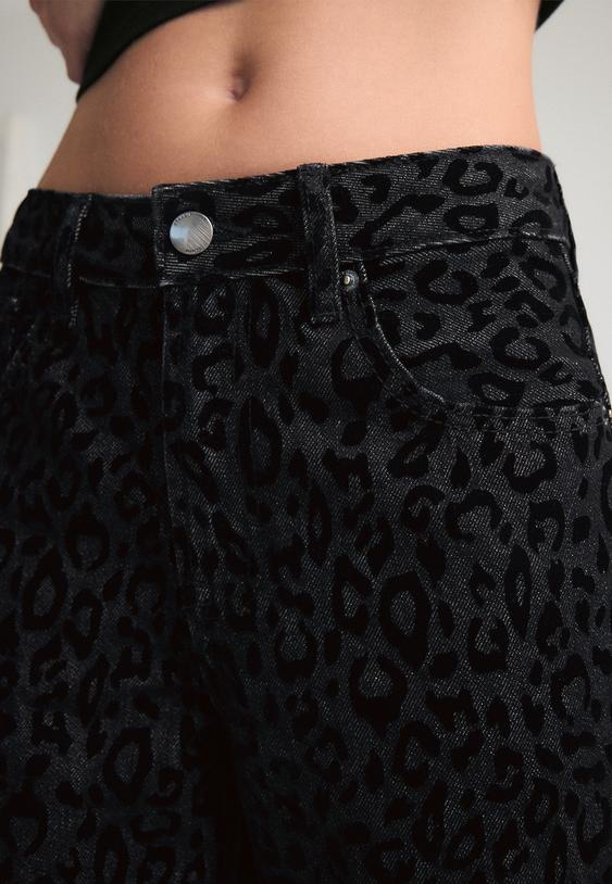 jeans stampa floccata leopardata