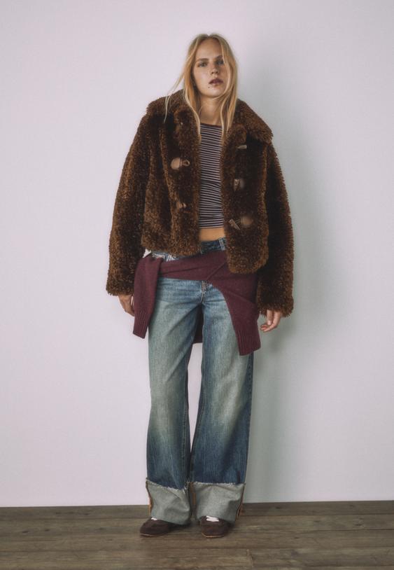 jacke-aus-schaffellimitat-mit-knebelknopfen