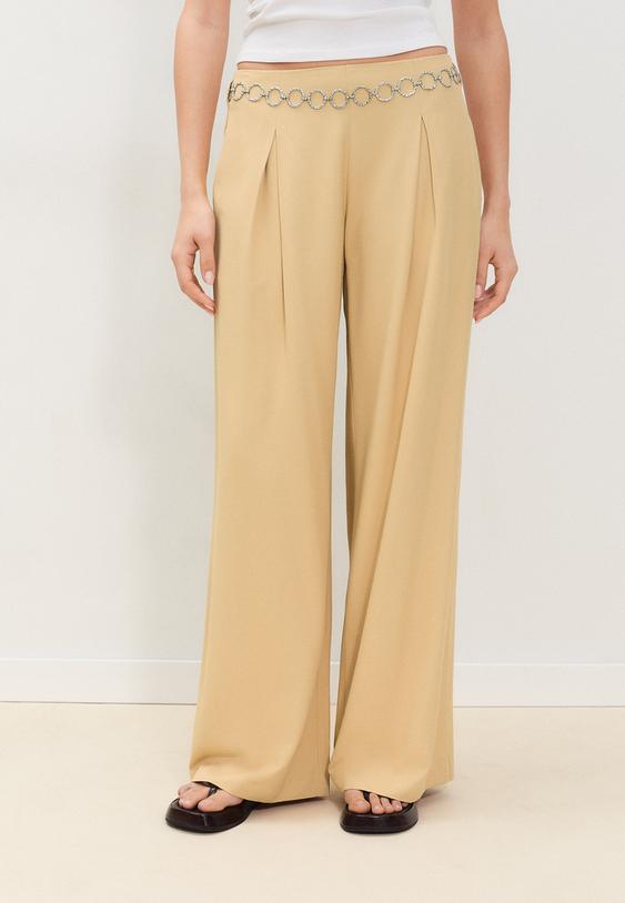 Satenaste Hlače Z Gubami In Verižico