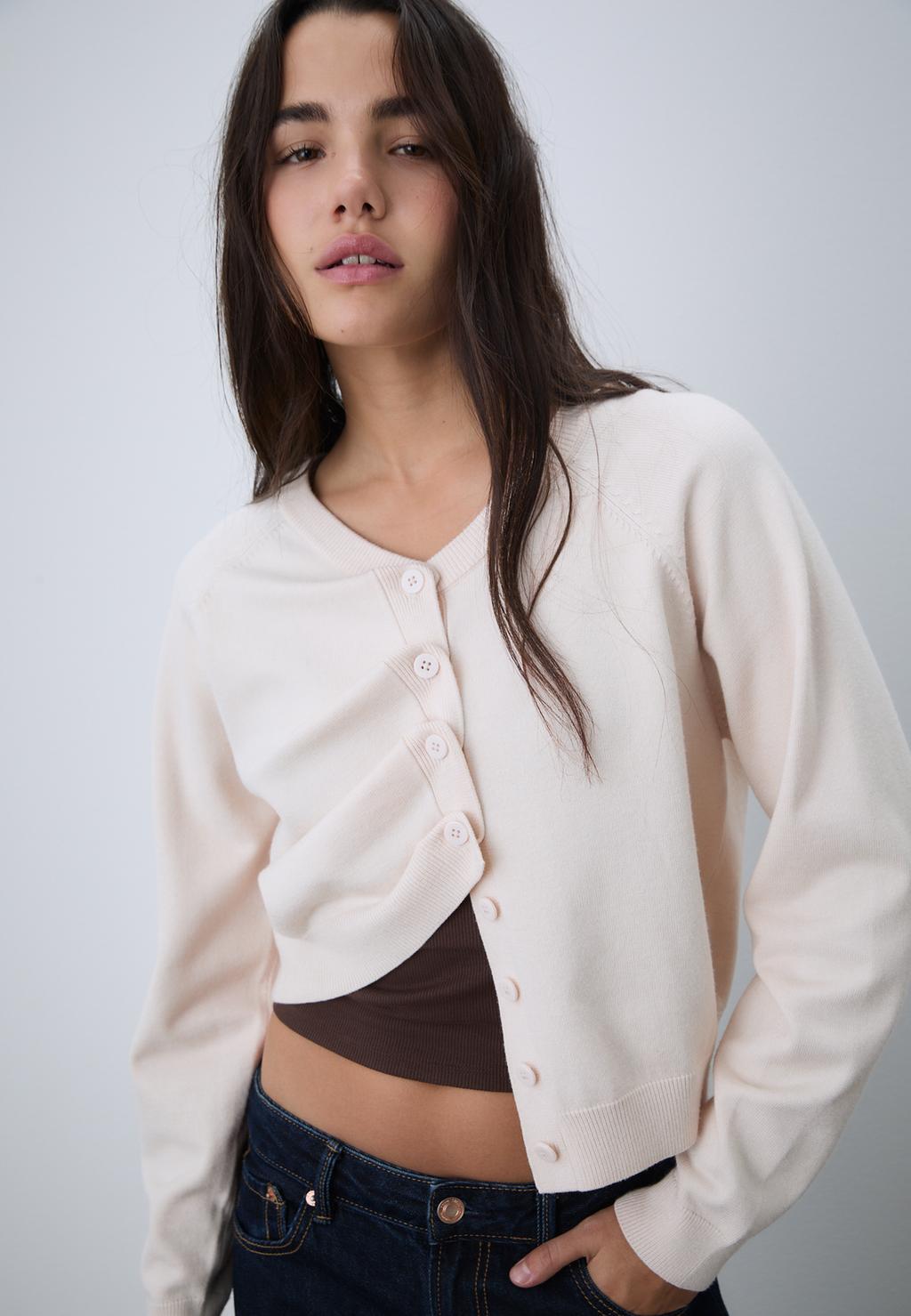 Strickjacke mit Knöpfen und Raglanärmeln