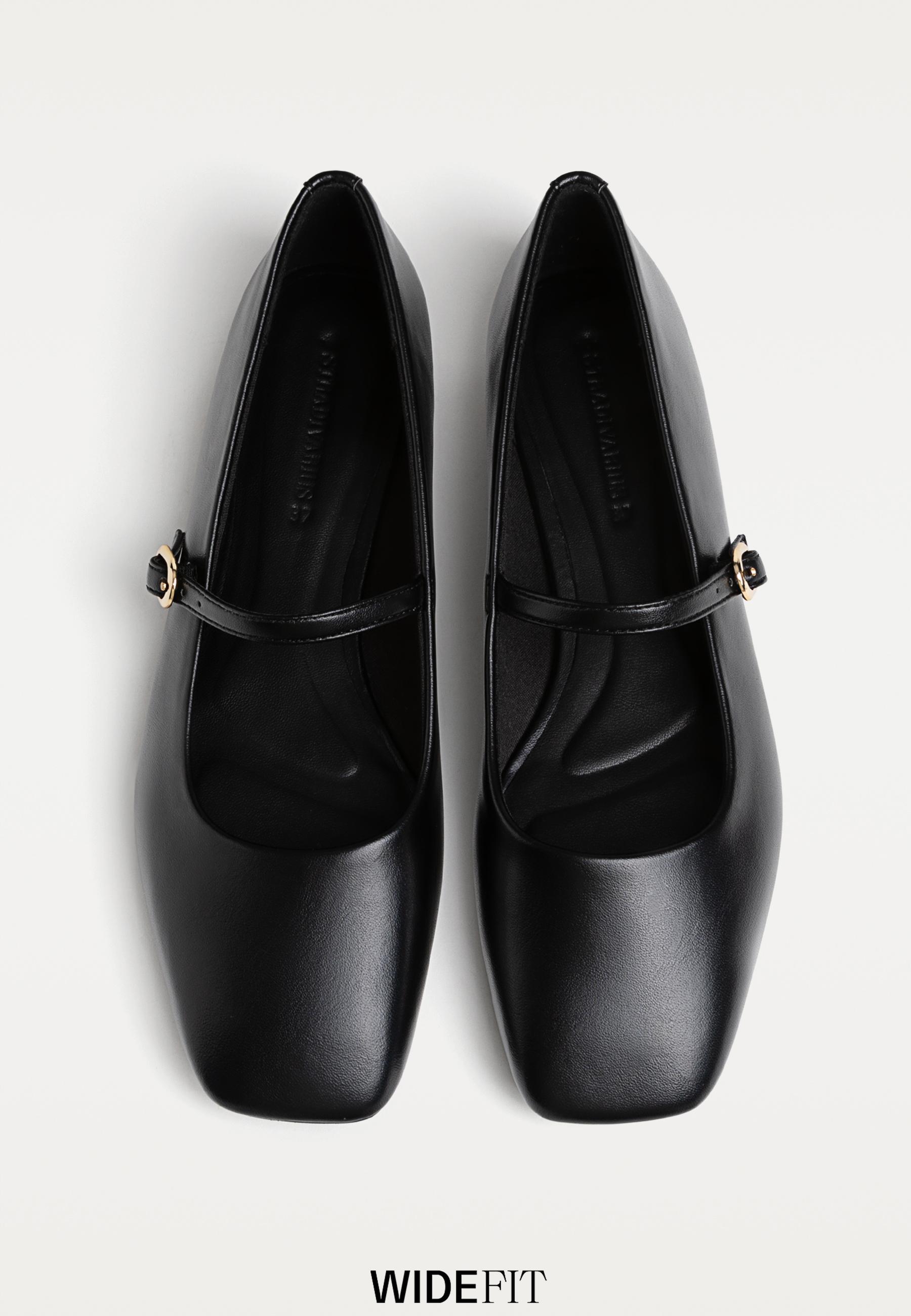 WIDE FIT. Ballerina met bandje en gesp - Mode voor dames | Stradivarius  Netherlands