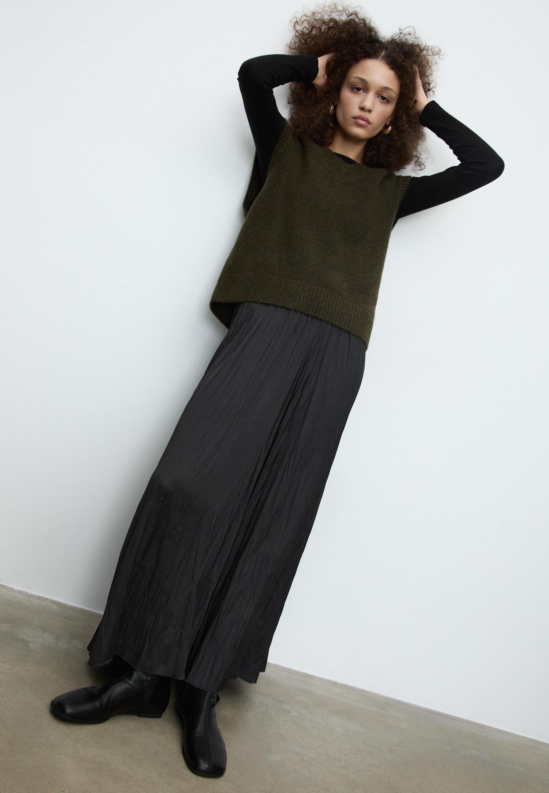 Pleated sateen midi skirt - Women's fashion | Stradivarius Jordan