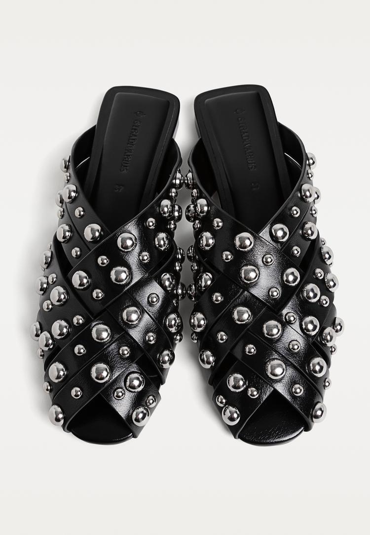 zapatos planos destalonados tachas