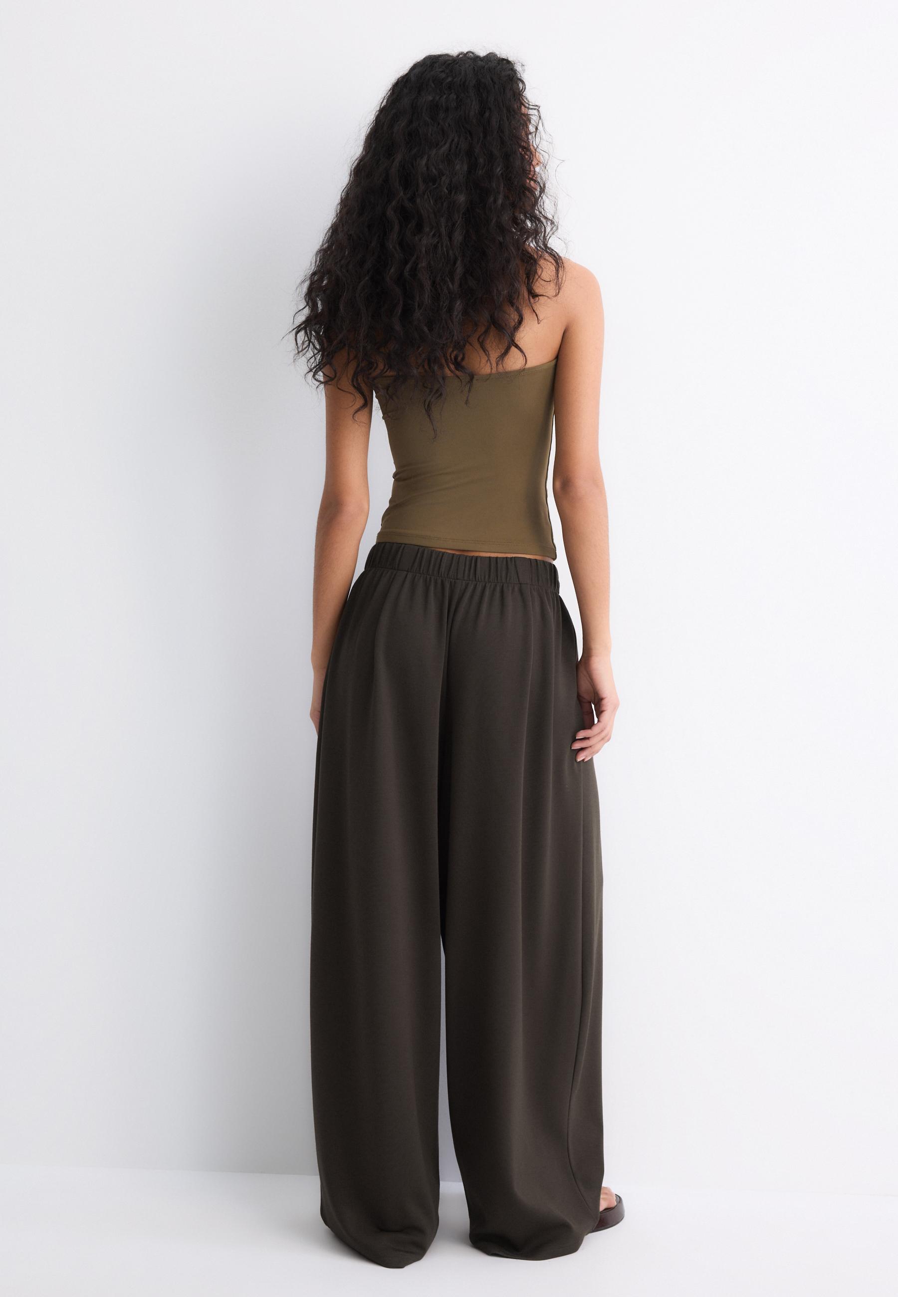 Soft-touch pleated joggers — Brown