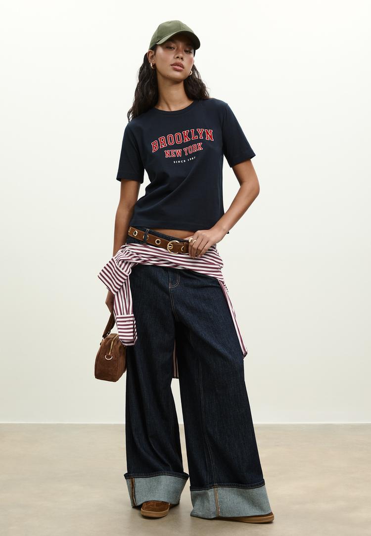 maglietta con ricamo testo