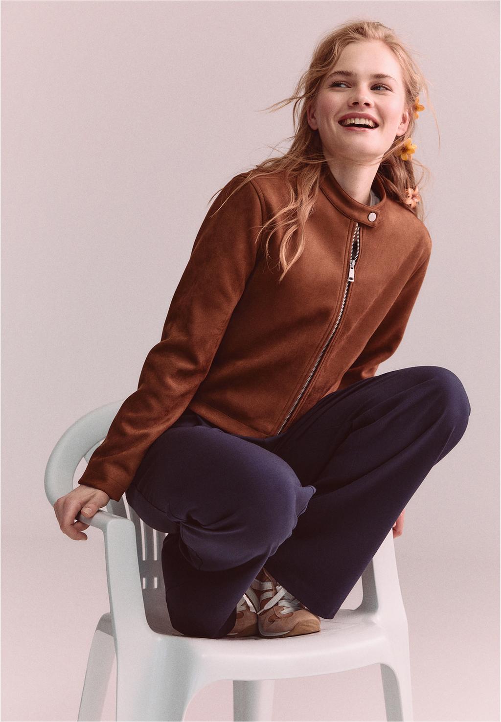 Cazadora cremallera efecto ante