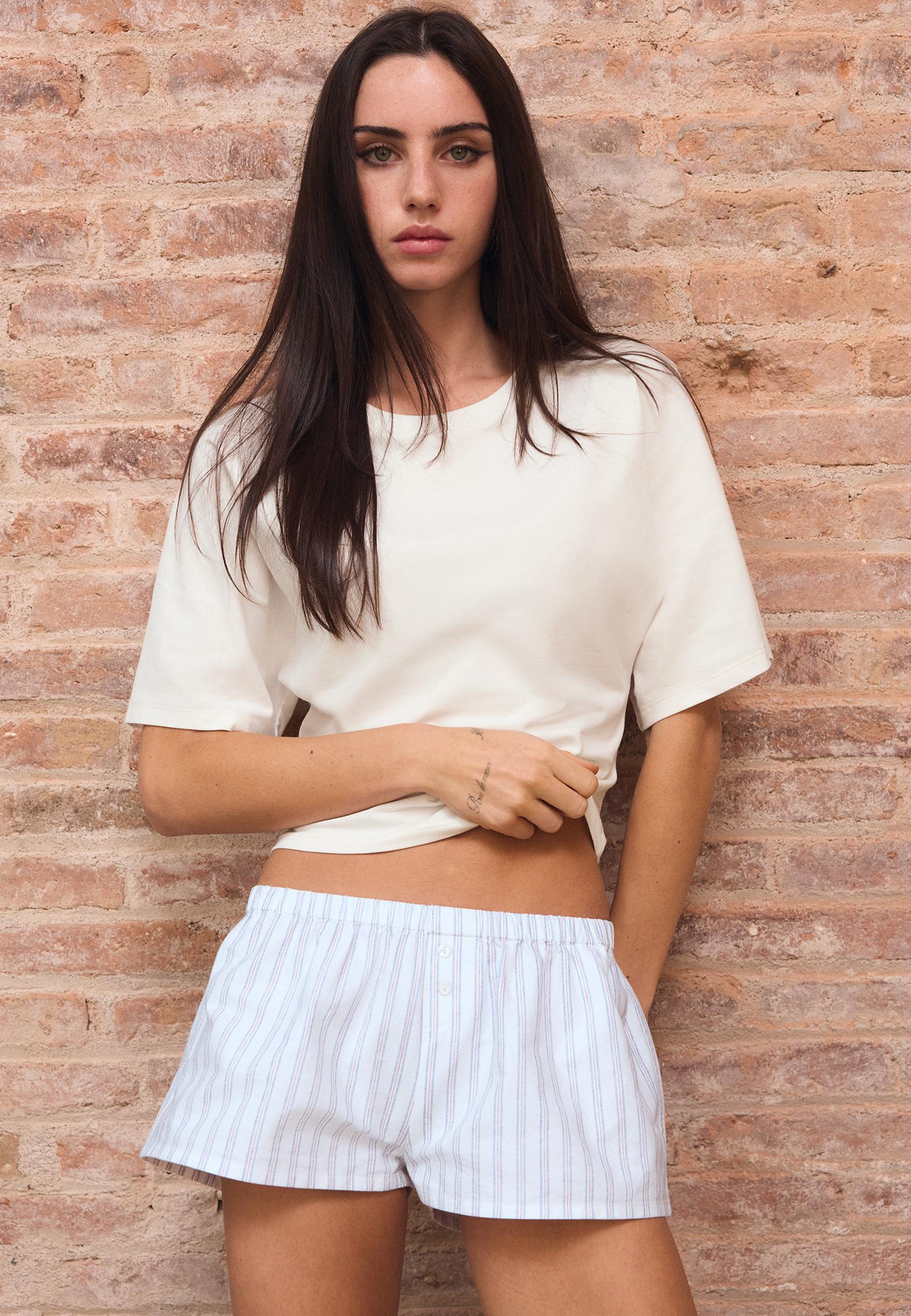 Striped buttoned mini shorts — Ecru