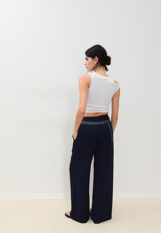 calcas acetinadas com pincas e cinto de corrente